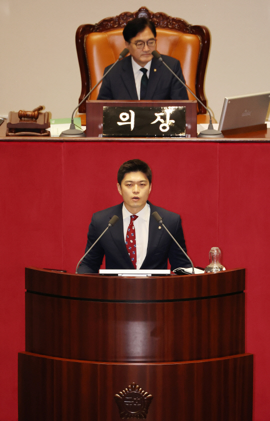 지난 7월29일 김용태 국민의힘 의원이 국회 본회의장에서 '방송 4법' 본회의 통과를 반대하는 필리버스터(무제한 토론을 통한 합법적인 의사진행 방해)를 진행하고 있다. 김 의원은 오전 8시 32분 국회 본회의장 단상에 올라 13시간 12분간 의사진행 발언을 했다. 김 의원 전까지 가장 긴 발언 시간을 기록한 인사는 2020년 12월 국정원법·남북관계발전법 개정안 표결 처리 저지를 위한 필리버스터 주자로 나서 12시간 47분간 발언한 국민의힘 윤희숙 전 의원이다. 김 의원이 필리버스터 기록을 경신하자 장내에는 박수가 터져 나오기도 했다.<연합뉴스 사진>